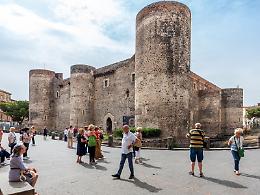 Castello Ursino, ripristinato il transito auto nell’area
