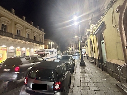 Il nodo di piazza Alessi sommerso dalle auto in sosta 