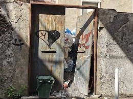 Via Truglio, megadiscarica in un vecchio casolare i residenti sono esasperati