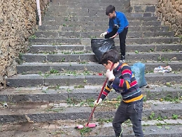 L’esempio di Salvo e Gabriele, 9 anni: ripulita la scala di via Cannizzaro