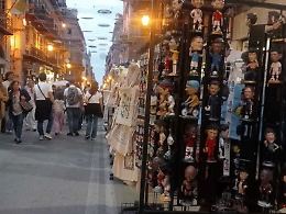 Via gli espositori e le rastrelliere da via Maqueda: dubbi e timori dei commercianti