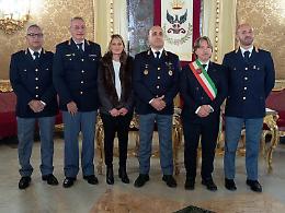 Coraggio fuori servizio: tre poliziotti premiati per l’arresto dei giovani armati