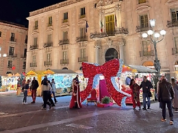 A Catania piazza Mazzini resterà senza mercatini di Natale. «Ci sono banchi abusivi e prodotti “proibiti”»
