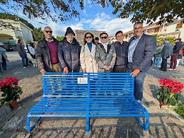 Acireale, la “panchina blu” è un simbolo di famiglia anche dopo la separazione 