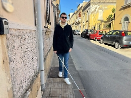 Non vedenti e ostacoli: &laquo;Per  noi pericoli tra auto e transenne&raquo;