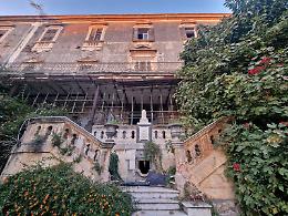 Dentro l&rsquo;ex ospedale Santa Marta, tra degrado e documenti abbandonati. Le immagini