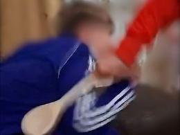 &Egrave; stato il bambino a postare il video della violenza: sos social per &ldquo;stanare&rdquo; il patrigno che oggi &egrave; davanti al gip