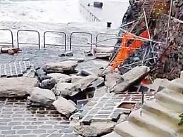 Ustica isolata dal ciclone Harry: il porto spazzato via, la lotta dei pescatori per salvare le barche