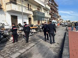 Carabinieri a guardia delle case sventrate