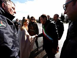 Niscemi, il sorvolo della speranza di Giorgia Meloni e una promessa: &laquo;Sul piatto atti e soldi&raquo;