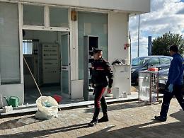 Spaccata col piccone per appena 200 euro alla stazione di rifornimento