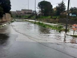 Via Magellano, dai tombini reflui e melma