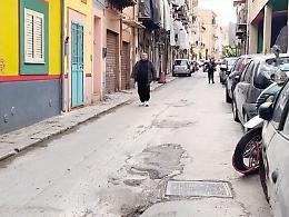 Tenebre e buche in via Cipressi: &laquo;Una strada killer&raquo; 