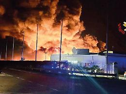 Campofelice di Roccella,  allarme diossina dopo l'incendio: &laquo;Non aprite le finestre&raquo;