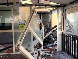 Distributore automatico di sigarette scardinato con un ordigno