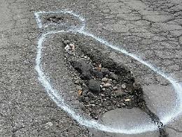 Via Santa Spera, disastro quotidiano per gli automobilisti