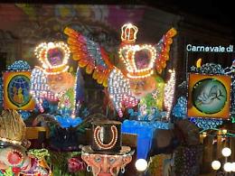 In migliaia per ammirare i nove &ldquo;giganti&rdquo; in cartapesta