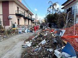 Volontari all&rsquo;opera per &ldquo;liberare&rdquo; via Argenta dai detriti