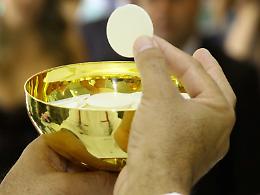 Comunione negata all&rsquo;anziano disabile, poi il dietrofront