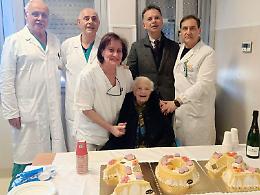 A 102 anni torna nel reparto che l'aveva rimessa in piedi: Maria Paola Contino festeggiata al &laquo;Basilotta&raquo; di Nicosia