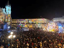 Carnevale di Acireale, il maltempo spinge la festa oltre la Quaresima: bagno di folla per il gran finale