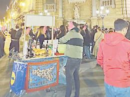 Palermo, gli abusivi dello spritz tornano ai Quattro Canti: i banchetti sequestrati e i depositi di alcolici