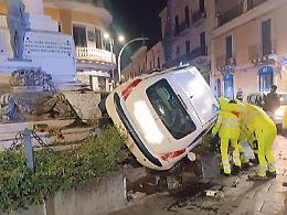 Con l&rsquo;auto contro il monumento ai Caduti
