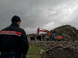 Randazzo, dopo 40 anni si abbatte l'ecomostro del mafioso Sangani. L'azione dei commissari dopo il vuoto della politica