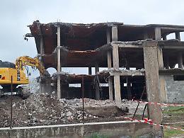 Le ruspe abbattono l&rsquo;ecomostro del clan: &laquo;Vittoria dello Stato&raquo;