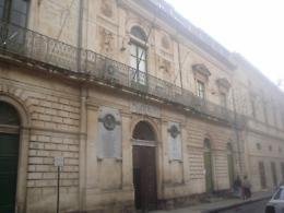 Rissa dentro l'Ufficio Turismo del Comune tra un consigliere e un impiegato