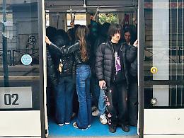 L&rsquo;Amat taglia un tram sulla linea 1, caos e ritardi tra banchine e carrozze