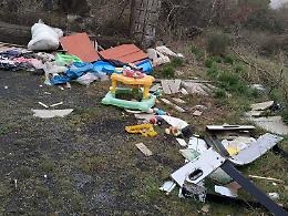 Un km di rifiuti nel cuore del Parco dell&rsquo;Etna