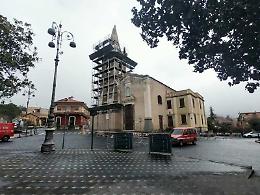 Terremoto, sar&agrave; abbattuto il campanile della chiesa di Ragalna. Aumentano gli sfollati, chiusa un'attivit&agrave; commerciale