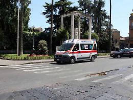 Litigano per un parcheggio vietato: uomo muore d'infarto, la coppia fugge