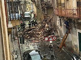 A distanza di tre mesi dal crollo di un palazzo la via Naumachia a Catania &egrave; ancora chiusa al traffico