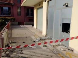 Fallito assalto notturno al postamat: danni ingenti, ladri a mani vuote