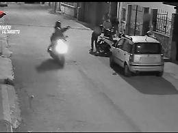 Lite per un motorino a Gela: 19enne spara al cugino, genitori tentano di distruggere le prove