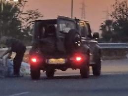 Beccato mentre abbandona rifiuti per strada