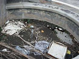 Piazza Giovanni XXIII emblema dell'abbandono