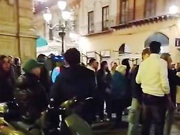 Quattro Canti nel caos, residenti in rivolta: &laquo;Movida selvaggia e alcol abusivo, un rave continuo&raquo;. I problemi per gli artisti di strada