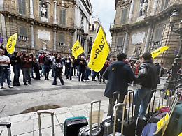 Palermo, cento trolley al Massimo contro l'esodo dei giovani: &laquo;Basta cervelli in fuga, l'Universit&agrave; deve essere gratuita&raquo;
