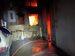 Notte di terrore: officina in fiamme, evacuati due anziani e un disabile