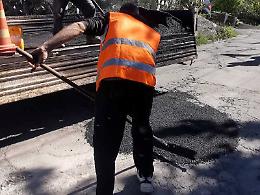 Via Leoncavallo, strada costellata da voragini. I residenti sono esasperati