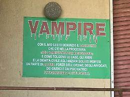 L'ultimo cartello affisso da Vittorio Tasca prima di morire. &laquo;La mia protesta &egrave; contro questo sistema&raquo;