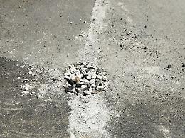 Gli scavi dei lavori della fibra chiusi con calce che si sgretola