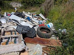 Rifiuti nel torrente Macchia, esposto di Wwf e Articolo 1