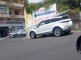 Palo della luce cade su un'auto in sosta: tetto schiacciato e parabrezza in frantumi
