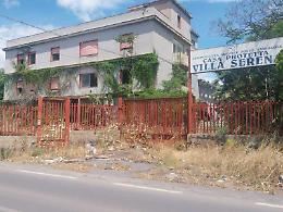 &ldquo;Villa Serena&rdquo; affonda tra erbacce e degrado