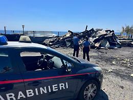 Fiamme al lido Esagono: caccia a chi ha appiccato il fuoco. Gli autori passati da un varco sulla scogliera