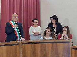 Grillo indossa la fascia tricolore: &laquo;Acqua e cimitero le priorit&agrave;&raquo;